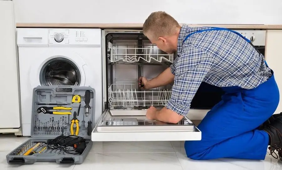 Kazan Bosch servisi teknisyen ekibi beyaz eşya tamiri yaparken